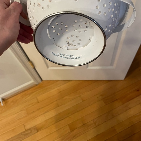 vintage 1983 White Enamel Strawberry Colander - Picture 2 of 5